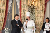 Christian Bruneau, L'Hôtellerie-Restauration, et Michel Roth, président du jury, félicitent les lauréats.