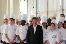 Michel Roth, chef du Ritz et président du concours avec les 14 finalistes.