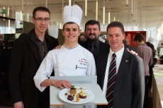Rémi Gleizes avec son chef-parrain, Gérard Cabiron, MOF, Le Clos de l'Hirondelle à Montpellier, Olivier Boulat, président de l'interprofession AMIBEV en Languedoc-Roussillon et Stéphane Bastouil, son professeur de cuisine au lycée professionnel Charles Cros de Carcassonne.