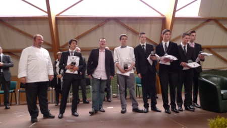 Remise des prix pour les premiers avec des chefs de stages autour de Gilles Goujon. Remise des prix pour les premiers avec des chefs de stages autour de Gilles Goujon.
