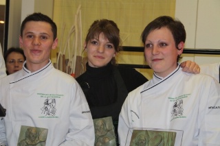 Le trophée 2012 revient l'équipe de Grenoble, soit de gauche à droite, Clément Poupon (cuisine), Faustine Ruedas Canadas (bar/sommellerie) et Marie-Pierre Prudhomme