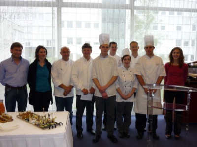 Le jury de chefs et de diétéciennes pose avec les trois lauréats du concours. Le jury de chefs et de diétéciennes pose avec les trois lauréats du concours.
