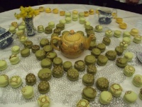 Une dentelles de macarons envahit la table et semble dévorer l'ensemble des macarons.