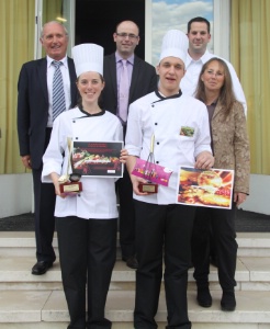 Héloïse Benoit, 1er prix légumes frais, et Quentin Garnier, 1er prix dessert de fruits et lauréat du concours 2012, devant (de g. à d.) Patrick Gerin, directeur du MIN, Laurent Gras, président de l'Umih 38, le chef Nicolas Bottero et Marie Destot, présidente du jury dégustation. Héloïse Benoit, 1er prix légumes frais, et Quentin Garnier, 1er prix dessert de fruits et lauréat du concours 2012, devant (de g. à d.) Patrick Gerin, directeur du MIN, Laurent Gras, président de l'Umih 38, le chef Nicolas Bottero et Marie Destot, présidente du jury dégustation.
