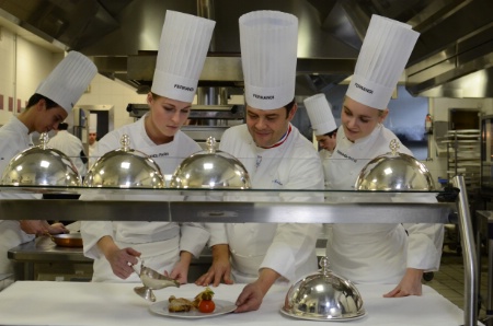 Eric Trochon avec ses étudiants de l'option traiteurs-organisateurs de réceptions de l'École supérieure de cuisine française-Ferrandi, à Paris. Eric Trochon avec ses étudiants de l'option traiteurs-organisateurs de réceptions de l'École supérieure de cuisine française-Ferrandi, à Paris.