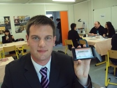 Gaël Meanti poursuivant une Licence Pro ne manque pas de consulter les offres sur son iPhone.