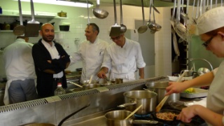 Marc Boizot et François Gagnaire avec dans les cuisines du CFA de Bains : échanger reste essentiel.