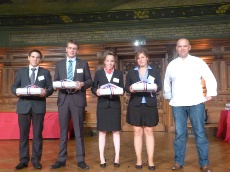 Service et commercialisation : 1er prix : Thomas Roux, SEP du lycée hôtelier de La Rochelle (17), 2e prix : Tom Fournie, SEP du lycée Saint-Exupéry à Bellegarde-sur-Valserine (01), 3e prix : Alexia Bernard, LP Haute Vue à Morlaàs (64), 3e prix : Audrey Pouliquen, SEP au LPO Clos d'or à Grenoble (38), et le chef Christophe Moret.