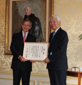 Toshido Ido, gouverneur du département de Hyogo et André Cointreau, président Le Cordon Bleu International, au Cercle de l'Union Interalliée. Toshido Ido, gouverneur du département de Hyogo et André Cointreau, président Le Cordon Bleu International, au Cercle de l'Union Interalliée.