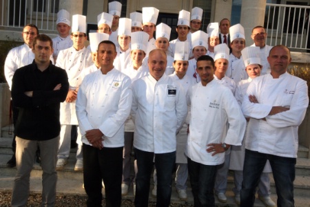 En compagnie des étudiants de BTS 2e année, de Patrick Guat et de Pascal Herbert, les chefs participant à l'opération sur le perron du lycée hôtelier de l'Amandier. En compagnie des étudiants de BTS 2e année, de Patrick Guat et de Pascal Herbert, les chefs participant à l'opération sur le perron du lycée hôtelier de l'Amandier.