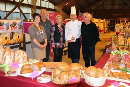 Gérard Bosher et les organisateurs de L'école de la Gourmandise, sur le stand Histoire de Macarons, avec son nouvel ouvrage intitulé Nouvelle gastronomie bretonne. Gérard Bosher et les organisateurs de L'école de la Gourmandise, sur le stand Histoire de Macarons, avec son nouvel ouvrage intitulé Nouvelle gastronomie bretonne.