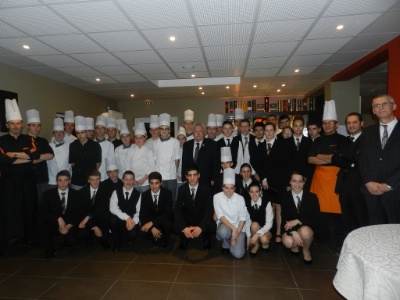 Jean-Luc Pouteau, meilleur sommelier du monde 1983, entouré des élèves et de l'équipe pédagogique du lycée privé Haute-Follis à Laval (53). Jean-Luc Pouteau, meilleur sommelier du monde 1983, entouré des élèves et de l'équipe pédagogique du lycée privé Haute-Follis à Laval (53).