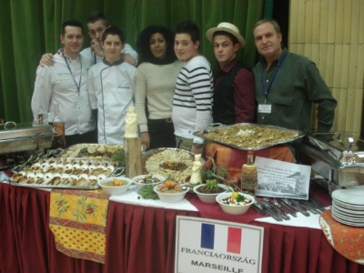 De gauche à droite : Philippe Borghi, chef du Cigalons à Marseille, Dylan Birgy, Antoine Manquin élève bac pro, Dalilla Rollet professeur, Mattieu Lopes, Benoit Taddei élève bac pro et Bernard Vergier professeur cuisine. De gauche à droite : Philippe Borghi, chef du Cigalons à Marseille, Dylan Birgy, Antoine Manquin élève bac pro, Dalilla Rollet professeur, Mattieu Lopes, Benoit Taddei élève bac pro et Bernard Vergier professeur cuisine.