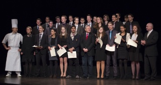 Remise des diplômes de la promotion 2012. De gauche à droite : le chef Julien Martel, Aurélie Lhomme-Choulet, professeur de sciences appliquées, le chef Georges Blanc, parrain de la promotion du centenaire, et le proviseur Dominique Duthel.