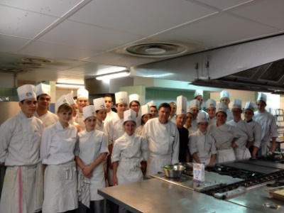 Jean-François Lemercier, entouré des professeurs de cuisine et des 24 élèves en première année de BTS hôtellerie-restauration.