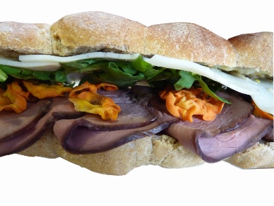Le sandwich est composé de pain, boeuf, fromage de chèvre sec, carottes, roquette, safran et miel d'acacia.