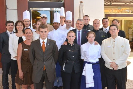 Les élèves accompagnés de Mme Fons, DRH de l'hôtel et M. Molero responsable des cuisines. Les élèves accompagnés de Mme Fons, DRH de l'hôtel et M. Molero responsable des cuisines.