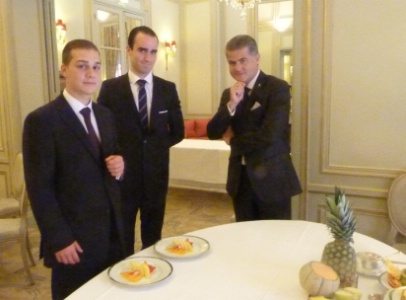 De gauche à droite : Thibaut Idenn en entraînement au Plaza Athénée, en compagnie de Charles-Henri Moec (Meilleur apprenti de France) et Denis Courtiade, directeur de salle du restaurant. De gauche à droite : Thibaut Idenn en entraînement au Plaza Athénée, en compagnie de Charles-Henri Moec (Meilleur apprenti de France) et Denis Courtiade, directeur de salle du restaurant.