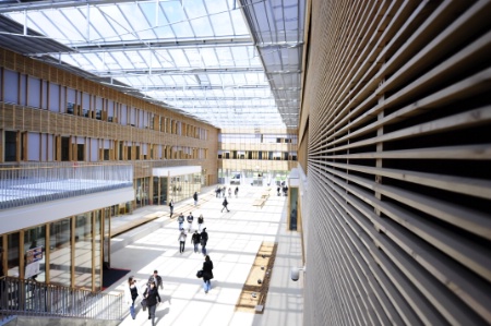 L'atrium du lycée, construit selon les normes HQE. L'atrium du lycée, construit selon les normes HQE.