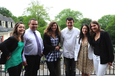 Les quatre organisatrices du concours au lycée Fénelon avec Sébastien Thomas, chef de travaux hôtellerie-restauration à Fénelon et Yvon Morvan chef étoilé du restaurant l'Armen à Brest. Les quatre organisatrices du concours au lycée Fénelon avec Sébastien Thomas, chef de travaux hôtellerie-restauration à Fénelon et Yvon Morvan chef étoilé du restaurant l'Armen à Brest.