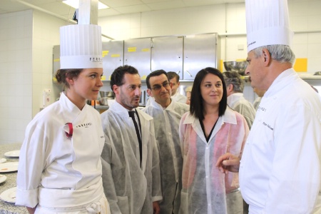 De gauche à droite : Ingrid Deffein étudiante du Bachelor Ferrandi, Bruno de Monte directeur de Ferrandi Paris, Gérard Miquel co-président du Club de la table française et sénateur du Lot, la ministre Sylvia Pinel et Philippe Salomon professeur. De gauche à droite : Ingrid Deffein étudiante du Bachelor Ferrandi, Bruno de Monte directeur de Ferrandi Paris, Gérard Miquel co-président du Club de la table française et sénateur du Lot, la ministre Sylvia Pinel et Philippe Salomon professeur.