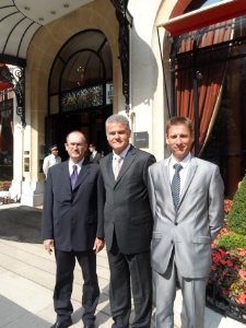 Pascal Perret, proviseur du lycée professionnel Valère Mathé à Olonne-sur-Mer (85), Denis Courtiade, et Joël Fortin, professeur de restaurant, ont parlé du projet de partenariat au Plaza Athénée. Pascal Perret, proviseur du lycée professionnel Valère Mathé à Olonne-sur-Mer (85), Denis Courtiade, et Joël Fortin, professeur de restaurant, ont parlé du projet de partenariat au Plaza Athénée.