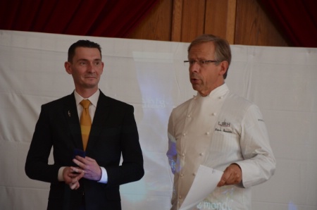 Bruno Guillard et Denis Bessière, directeur des cuisines du lycée. Bruno Guillard et Denis Bessière, directeur des cuisines du lycée.