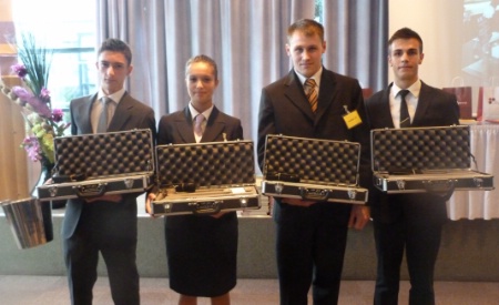 Les 4 MAF 'arts de la table et du service' et leurs malettes Eurolam : Cameron Attal, 16 ans (Tecomah, Jouy-en-Josas ; Club de direction de TF1, Paris), Annaelle Srajphakd, 18 ans (Tecomah, Jouy-en-Josas ; Société générale, La Défense), Nicolas Leydet, 20 ans (ICFA Restauration, Bordeaux), et Enzo De Giorgio, 18 ans (lycée Alexandre Dumaine, Macon). Les 4 MAF 'arts de la table et du service' et leurs malettes Eurolam : Cameron Attal, 16 ans (Tecomah, Jouy-en-Josas ; Club de direction de TF1, Paris), Annaelle Srajphakd, 18 ans (Tecomah, Jouy-en-Josas ; Société générale, La Défense), Nicolas Leydet, 20 ans (ICFA Restauration, Bordeaux), et Enzo De Giorgio, 18 ans (lycée Alexandre Dumaine, Macon).