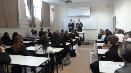 Denis Courtiade et Charle-Henri Moec, échangent avec les élèves sur les métiers de la salle. Denis Courtiade et Charle-Henri Moec, échangent avec les élèves sur les métiers de la salle.
