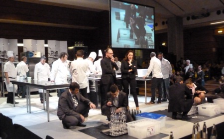 En un quart d'heure, les candidats en service doivent dresser une pyramide de verres, tandis que leurs confrères se préparent à réaliser une boule de sucre, sous le regard du jury et les conseils avisés de leurs professeurs. En un quart d'heure, les candidats en service doivent dresser une pyramide de verres, tandis que leurs confrères se préparent à réaliser une boule de sucre, sous le regard du jury et les conseils avisés de leurs professeurs.