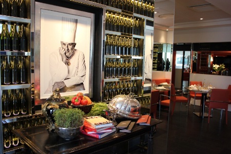 A l'Institut restaurant-école règne en salle le portrait de Paul Bocuse, fondateur de la prestigieuse école à Ecully (69).