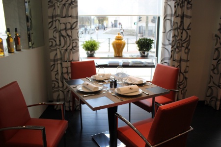 La salle du restaurant pédagogique, située place Bellecour, en plein coeur de Lyon, dispose de 60 places assises.