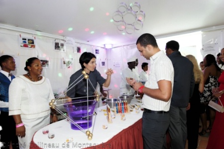 Stand sur la cuisine moléculaire avec de gauche à droite Madame Touré, professeur de sciences appliquées et Madame Sénéjean, professeur de cuisine.
