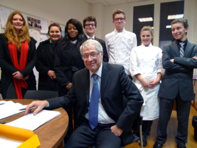 De gauche à droite : Camille Lecardonnel, Émilie Valente, Joëlle Ngamobelle, Enzo Pangello, Louis Binick, Manon Ardeois et Yanis Denaz entourent Christian Badinand, le proviseur du lycée Jean Drouant (Paris, XVIIe). De gauche à droite : Camille Lecardonnel, Émilie Valente, Joëlle Ngamobelle, Enzo Pangello, Louis Binick, Manon Ardeois et Yanis Denaz entourent Christian Badinand, le proviseur du lycée Jean Drouant (Paris, XVIIe).