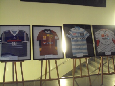 De gauche à droite : maillot de l'équipe de France dédicacé par Zidane, du FC Barcelone dédicacé par Andrés Iniesta, maillot de Dimitri Szarzewski et maillot de Sébastien Chabal. De gauche à droite : maillot de l'équipe de France dédicacé par Zidane, du FC Barcelone dédicacé par Andrés Iniesta, maillot de Dimitri Szarzewski et maillot de Sébastien Chabal.