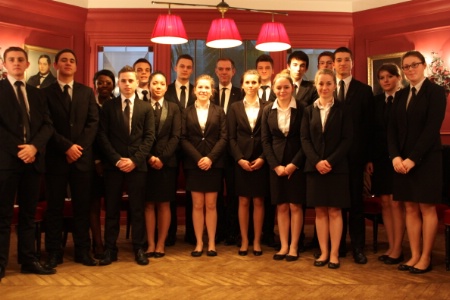 Les élèves du lycée Sadi Carnot à Saumur (49) en visite au Saint James Paris avec Yves Monnin, général manager. Les élèves du lycée Sadi Carnot à Saumur (49) en visite au Saint James Paris avec Yves Monnin, général manager.