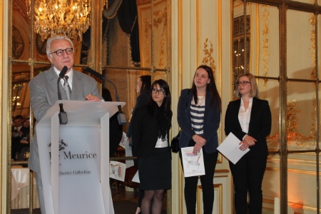 Alain Ducasse félicite les lauréates. Alain Ducasse félicite les lauréates.
