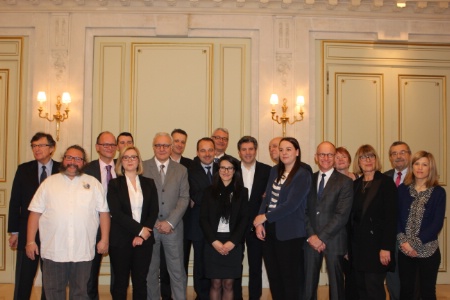 Les lauréates avec les membres du jury. Les lauréates avec les membres du jury.