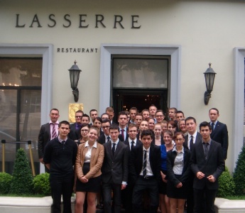 Chez Lasserre, les jeunes et leurs professeurs ont rencontré Antoine Pétrus (à dte). Chez Lasserre, les jeunes et leurs professeurs ont rencontré Antoine Pétrus (à dte).