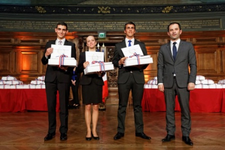 Technologie et gestion hôtelières : Richard AGLIATA (Lycée polyvalent hôtelier Lesdiguières à Grenoble), Marine BARJOT (Lycée polyvalent Guillaume Tirel à Paris), Thomas DUVAL (lycée polyvalent hôtellerie et tourisme Paul Augier à Nice), et le ministre Benoit HAMON. Technologie et gestion hôtelières : Richard AGLIATA (Lycée polyvalent hôtelier Lesdiguières à Grenoble), Marine BARJOT (Lycée polyvalent Guillaume Tirel à Paris), Thomas DUVAL (lycée polyvalent hôtellerie et tourisme Paul Augier à Nice), et le ministre Benoit HAMON.