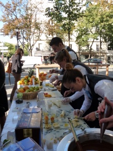 Les jeunes de l'EPMTTH (Paris, XVIIe) ont proposé un atelier de découpes de fruits avec une fondue au chocolat.