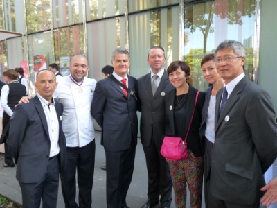 De gche à dte : Carole Delga, Guillaume Gomez et Sophie Mise Le Bouleise, avec quelques membres de O service : le sommelier de La Tour d'Argent (à gche), Denis Courtiade, directeur de salle, Plaza Athénée et Olivier Jacquin, maître d'hôtel, La Tour d'Argent (au centre), et le chef de travaux de Guillaume Tirel, Olivier Tang (à dte).