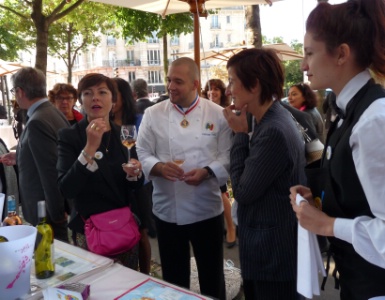 Carole Delga, Guillaume Gomez, et Sophie Mise Le Bouleise, ont été initiés par les jeunes à l'ouverture d'une bouteille de vin... avant de procéder à une analyse sensorielle.