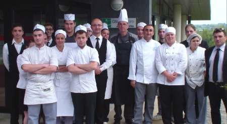 Les jeunes du CFA des Ardennes avec leurs parrains Christophe Quentin et David Godart et le responsable pédagogique Franck Manière. Les jeunes du CFA des Ardennes avec leurs parrains Christophe Quentin et David Godart et le responsable pédagogique Franck Manière.