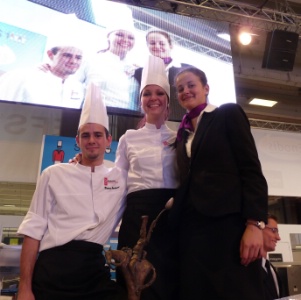 Le trinôme vainqueur : Maxence Broeckaert (cuisine), Pauline Bodin (pâtisserie), et Charlotte Lefebvre (salle) du lycée d'Avesnes-sur-Helpe. Le trinôme vainqueur : Maxence Broeckaert (cuisine), Pauline Bodin (pâtisserie), et Charlotte Lefebvre (salle) du lycée d'Avesnes-sur-Helpe.