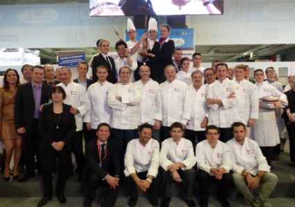 L'ensemble des membres du jury, avec le président de GCC Jacques Marcon, les partenaires, et les trois trinômes vainqueurs : lycée de Poligny, lycée de Grenoble, et lycée d'Avesnes-sur-Helpe. L'ensemble des membres du jury, avec le président de GCC Jacques Marcon, les partenaires, et les trois trinômes vainqueurs : lycée de Poligny, lycée de Grenoble, et lycée d'Avesnes-sur-Helpe.