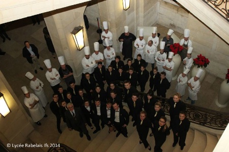 Les élèves du lycée François Rabelais d'Ifs (14), leurs professeurs et les chefs Normands.
