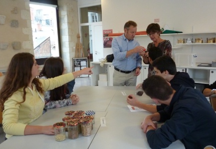 Lors d'un atelier au musée Carré Plantagenêt du Mans (72), Jacky Egbert, professeur de pâtisserie au lycée Funay-Hélène Boucher du Mans, observe avec les élèves de CAP pâtissier les produits, les ustensiles utilisés à l'époque gallo-romaine. Lors d'un atelier au musée Carré Plantagenêt du Mans (72), Jacky Egbert, professeur de pâtisserie au lycée Funay-Hélène Boucher du Mans, observe avec les élèves de CAP pâtissier les produits, les ustensiles utilisés à l'époque gallo-romaine.