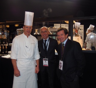 Sur Sixième Sens : Jean-Paul Naquin, chef-enseignant à l'Institut, Hervé Fleury, directeur général, et Gilles Pélisson, neveu du co-fondateur de l'Institut Gérard Pélisson, venus rendre visite aux étudiants en amont du service du mardi 27 janvier 2015.