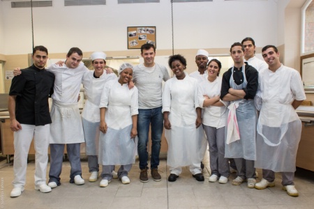 Christian Ernst entouré de sa brigade d'un jour pour le 'menu étoilé' réalisé dans le restaurant d'application de l'école de la deuxième chance. Christian Ernst entouré de sa brigade d'un jour pour le 'menu étoilé' réalisé dans le restaurant d'application de l'école de la deuxième chance.